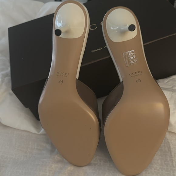 Gucci White and Brown Embossed Design - Picture 7 of 7